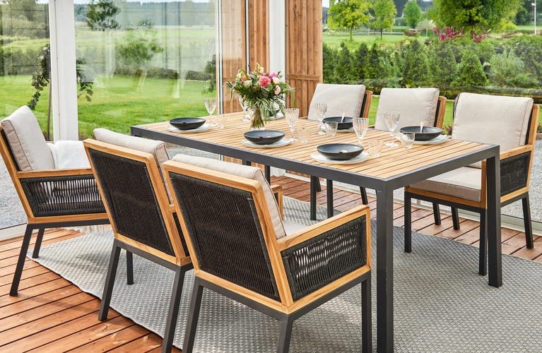 Puutarhajuhlien kalusteet