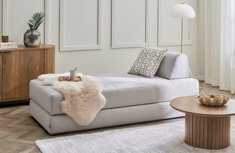 Biofiilinen sisustus syntyy luonnonmateriaaleista, kuten villasta, puusta ja keramiikasta.