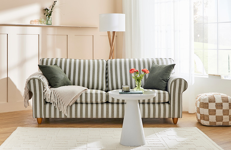 Raikkaat raidat ja ruudut toimivat my&ouml;s biofiilisess&auml; sisustuksessa.