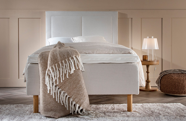 Rouhea ja l&auml;mmin sisustustyyli sopii my&ouml;s makuuhuoneeseen.