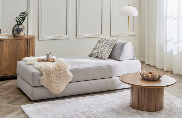 Japandi-sisustuksessa puinen sohvap&ouml;yt&auml; tuo l&auml;mp&ouml;&auml;.