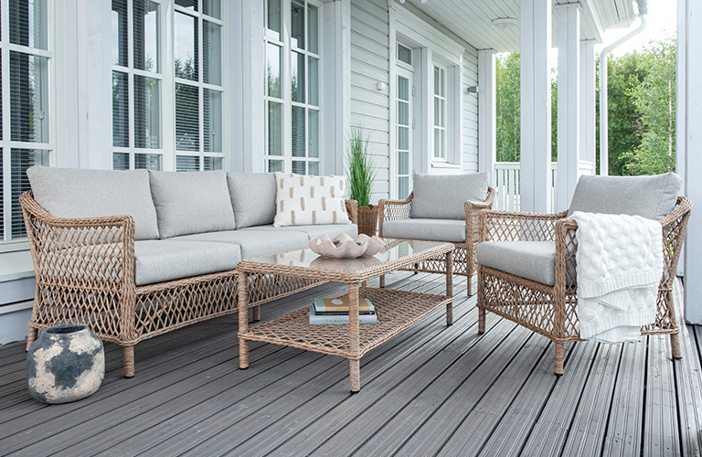 Terassi sisustetaan nyt kuin se olisi yksi huone muiden joukossa.