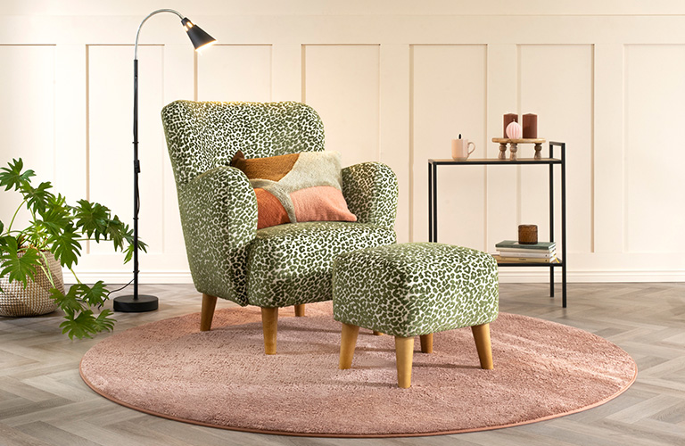 V&auml;rik&auml;s sisustus syntyy kuviollisella nojatuolilla ja siihen sointuvalla py&ouml;re&auml;ll&auml; matolla.